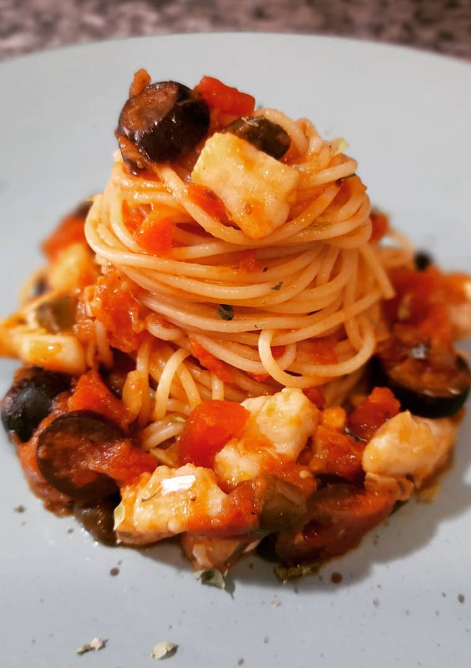 Una foto de Espaguetis a la puttanesca con bacalao