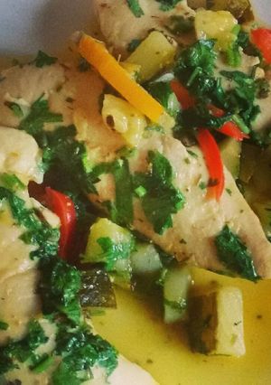 Una foto de Pollo con jugo de naranja