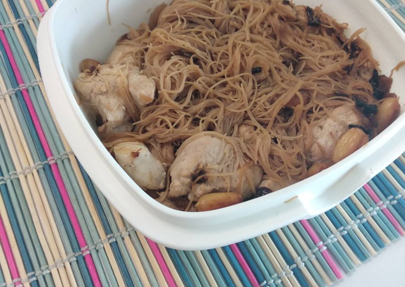 Fideos chinos con pollo y almendras