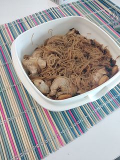 Una foto de Fideos chinos con pollo y almendras