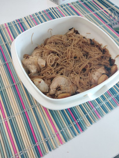 Una foto de Fideos chinos con pollo y almendras