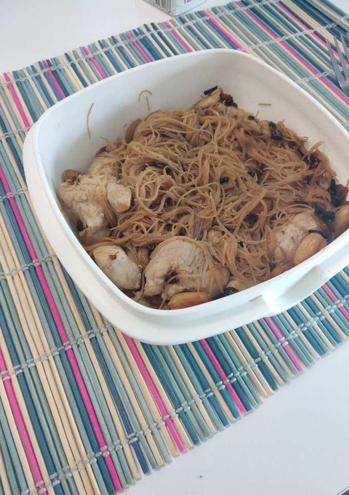 Una foto de Fideos chinos con pollo y almendras