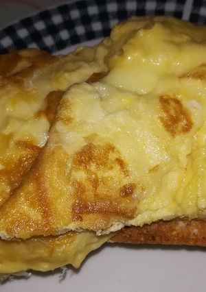 Una foto de Tostá con tortilla francesa al queso y york