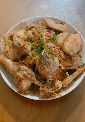 Hình của món Thịt gà rang muối.