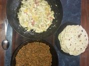 Una foto de relleno de carnes para rapiditas