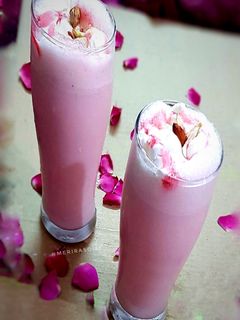 रूह अफजा मिल्क शेक (rooh afza milkshake recipe in hindi) रेसिपी मुख्य फोटो