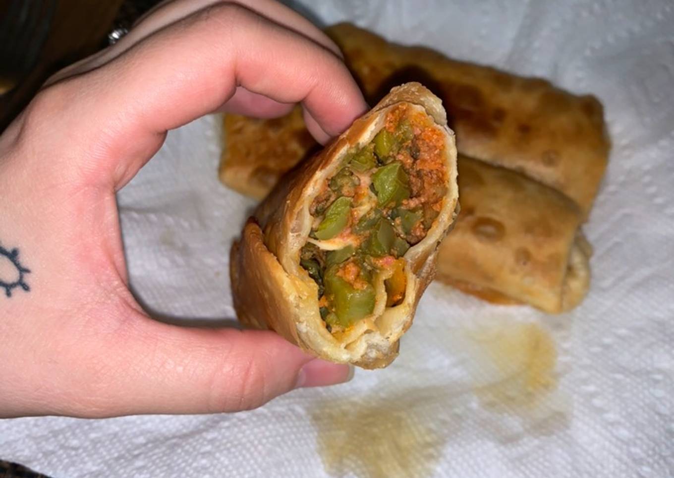 Chimichangas de nopales con chorizo y queso