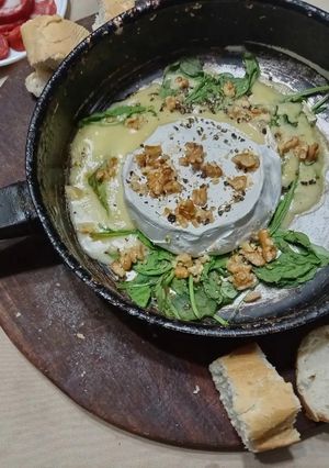 Una foto de Brie con miel