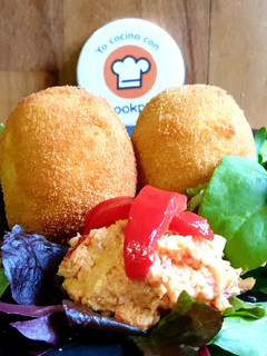 Una foto de 🥚🥚Huevos rellenos y Empanados🥚🥚