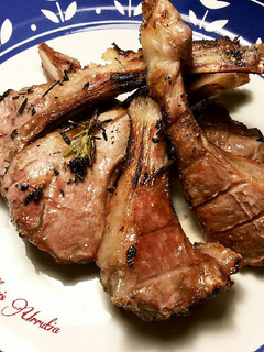 Una foto de Chuletillas de cordero a la brasa, ahumadas con romero