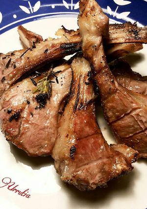 Una foto de Chuletillas de cordero a la brasa, ahumadas con romero