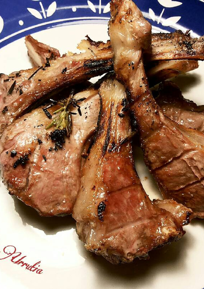 Una foto de Chuletillas de cordero a la brasa, ahumadas con romero