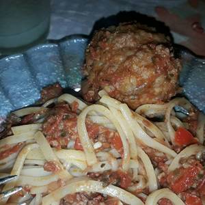 Spaghetti con salsa y albóndigas de ternera