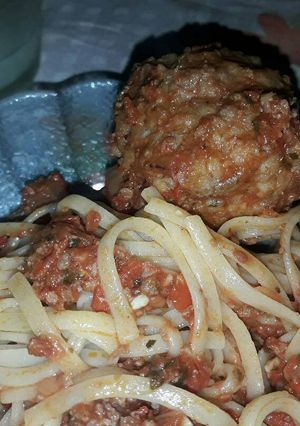 Una foto de Spaghetti con salsa y albóndigas de ternera