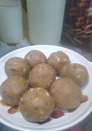 आटा मावा लड्डू रेसिपी मुख्य फोटो