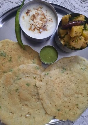 व्रत का डोसा ओर आलू की सब्जी (vrat ka dosa aur aloo ki sabzi recipe in Hindi) रेसिपी मुख्य फोटो