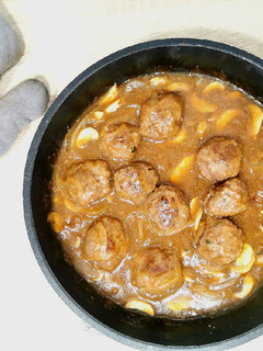 Una foto de Albóndigas con champiñones al vino blanco