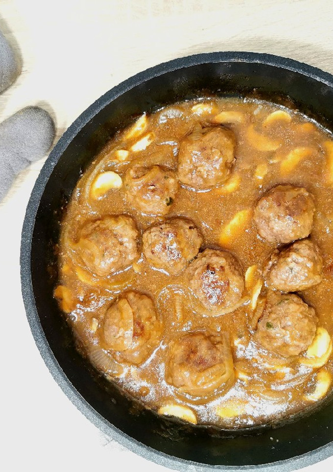 Una foto de Albóndigas con champiñones al vino blanco