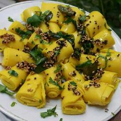 A picture of Khandvi.