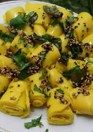 A picture of Khandvi.