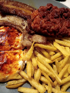 Una foto de Huevos fritos 🍳con panceta🥓, chorizo y patatinas fritas 🍟