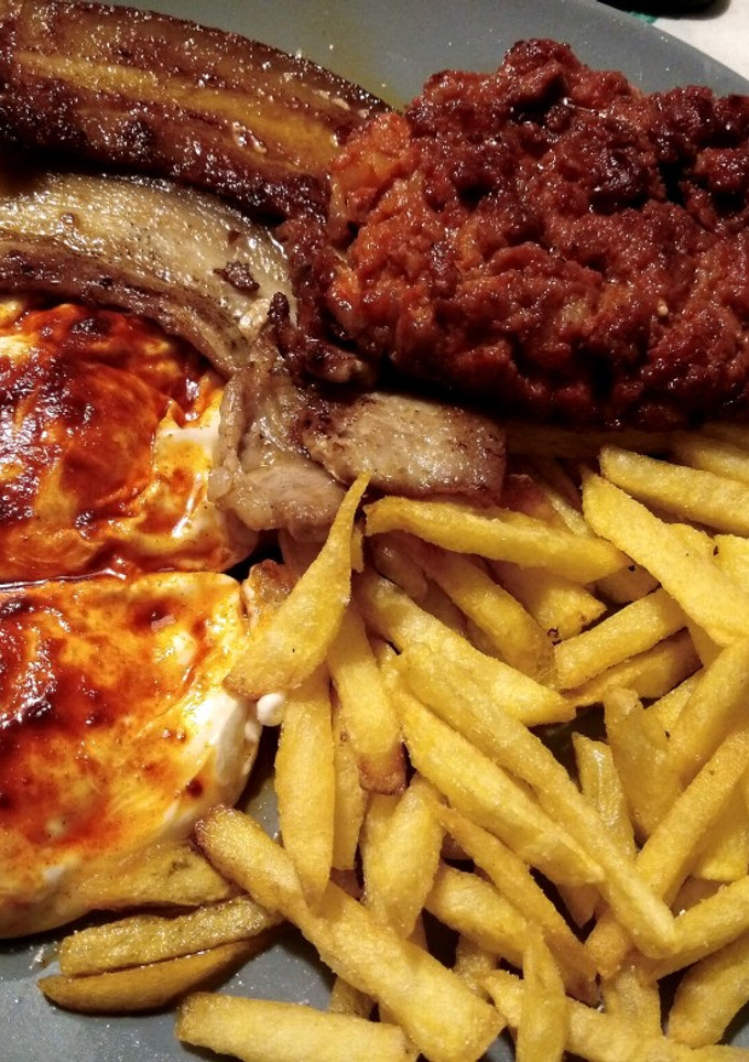 Una foto de Huevos fritos 🍳con panceta🥓, chorizo y patatinas fritas 🍟