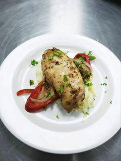 Una foto de Pechuga de Pollo, Papa majada y Vegetales sarteados
