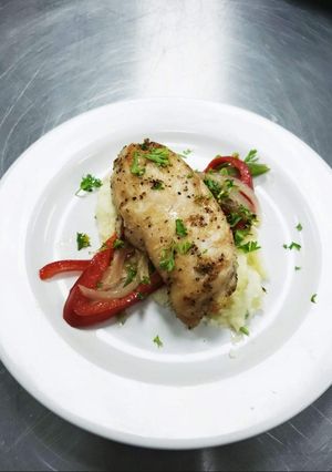 Una foto de Pechuga de Pollo, Papa majada y Vegetales sarteados