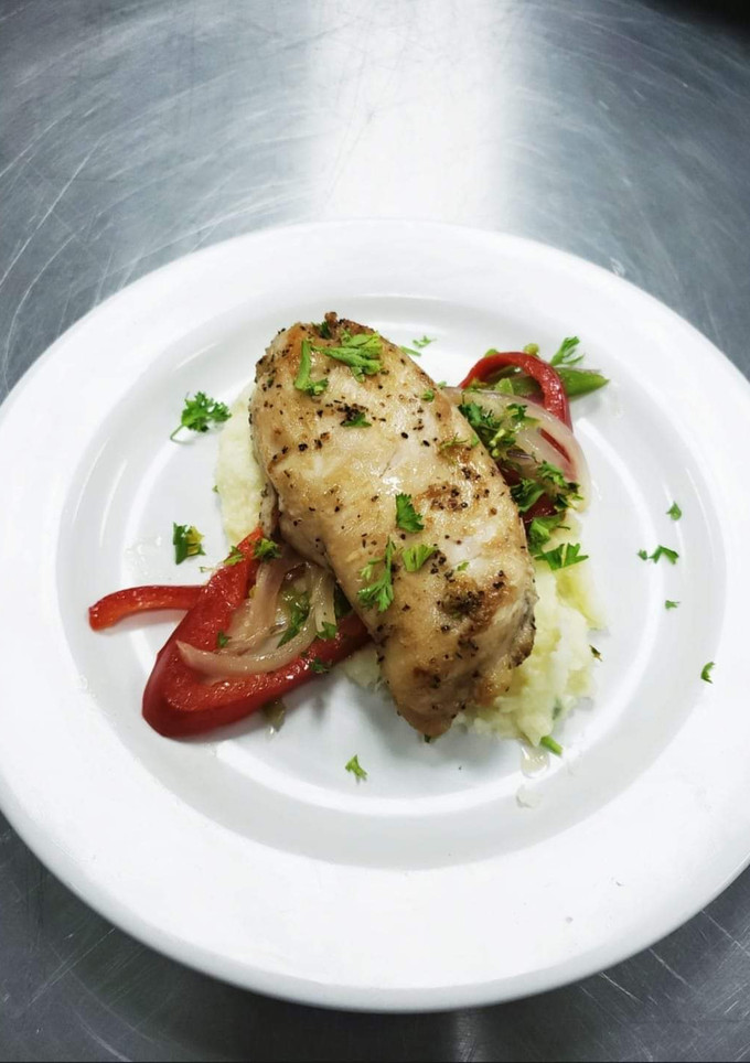 Una foto de Pechuga de Pollo, Papa majada y Vegetales sarteados