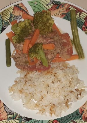 Una foto de Atún en salsa de naranja con verduras al vapor
