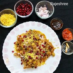 A picture of Chole Pav Chaat.