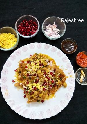 A picture of Chole Pav Chaat.