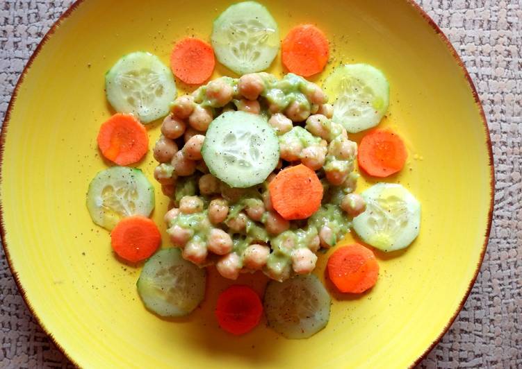 Ensalada de garbanzos con guacamole (vegana)