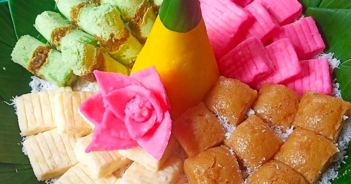 339. Tumpeng Kue Tradisional dengan Kelapa Parut (Apem Gethuk & Putu)