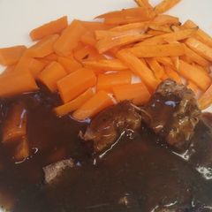 A picture of Roast beef with carrots, sweet potato chips & mint gravy.