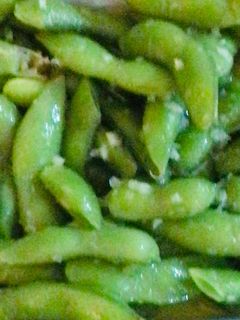 Una foto de Edamame con salsa picante de ajo