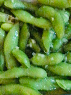 Una foto de Edamame con salsa picante de ajo