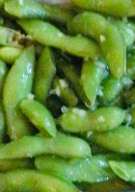 Una foto de Edamame con salsa picante de ajo