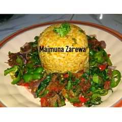 A picture of Curry rice and spinach sauce.