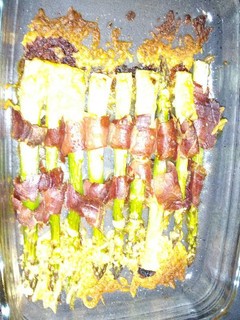 Una foto de Espárragos trigueros con jamón y queso