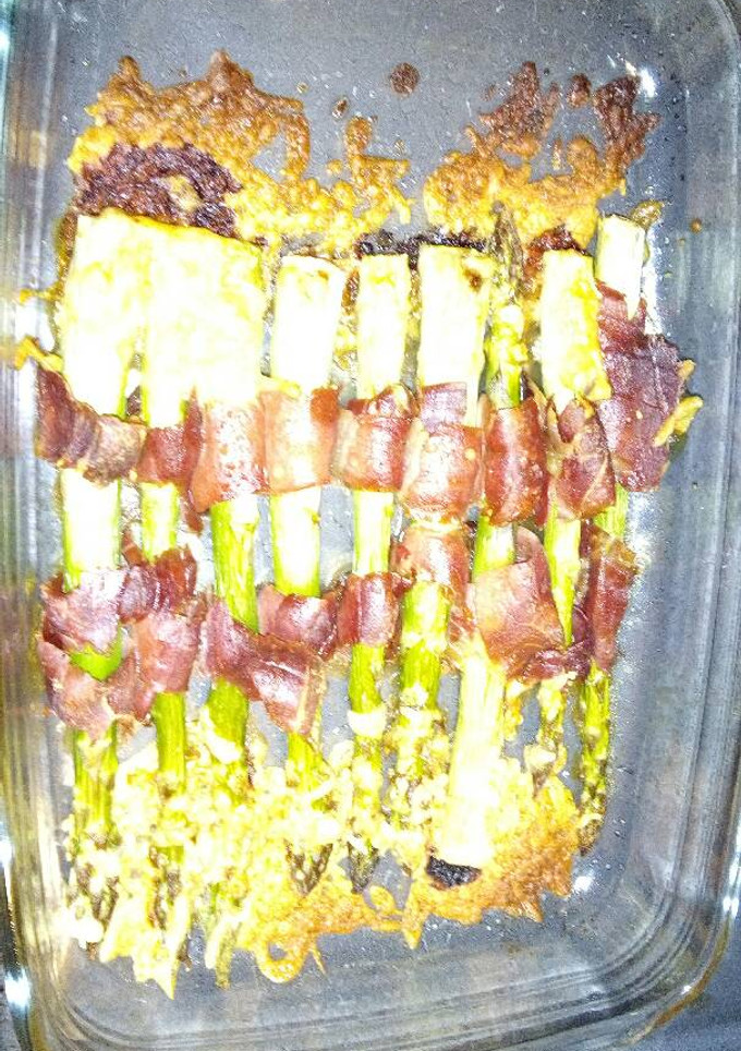Una foto de Espárragos trigueros con jamón y queso
