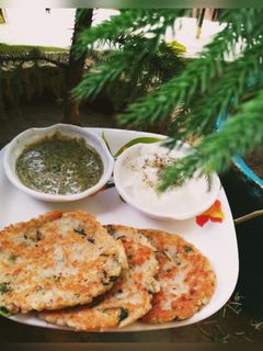 फलहारी आलू कुटु के पैनकेक (falahari aloo kuttu ke pancake recipe in Hindi) रेसिपी मुख्य फोटो