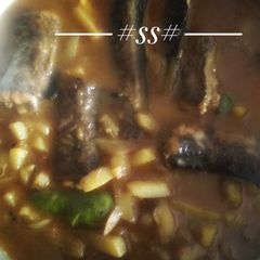 A picture of Bengali Gule fish curry with potato & onion.