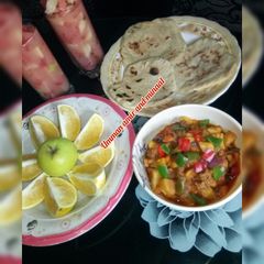 A picture of Chapatti and potato soup.