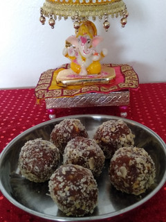 ખજૂર અને ડ્રાયફ્રુટ ના લાડુ (Khajoor Dryfruit Ladoo Recipe In Gujarati) રેસીપી મુખ્ય ફોટો