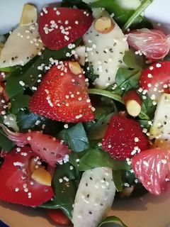 Una foto de Ensalada de fresa y manzana