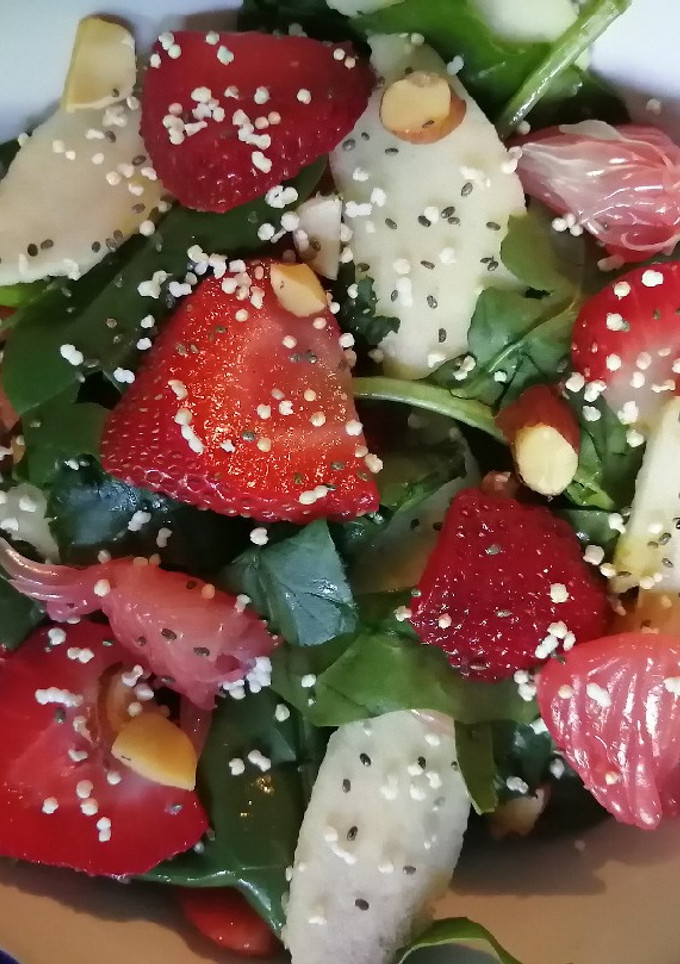 Una foto de Ensalada de fresa y manzana