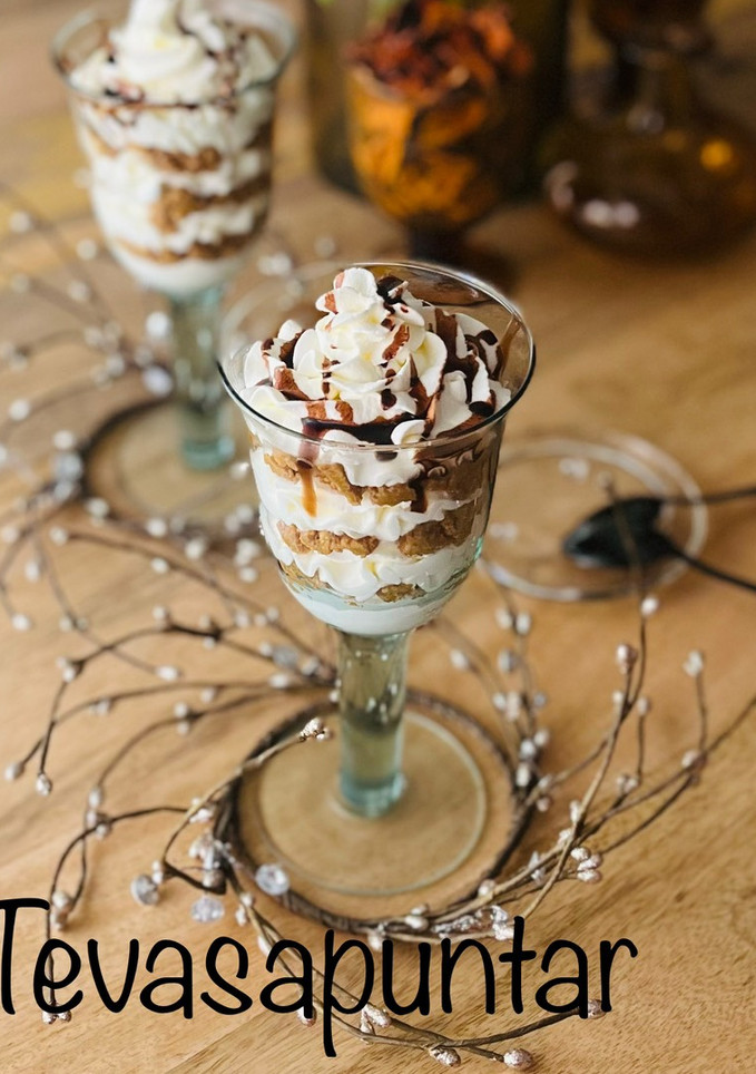 Una foto de Trifle de Nata con nueces y crema lotus