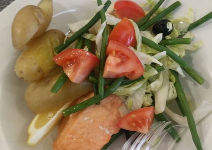 Salmon with boiled potatoes and fresh salad