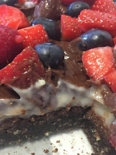 Una foto de Tarta de chocolate y frutos rojos (vegan - sin gluten)
